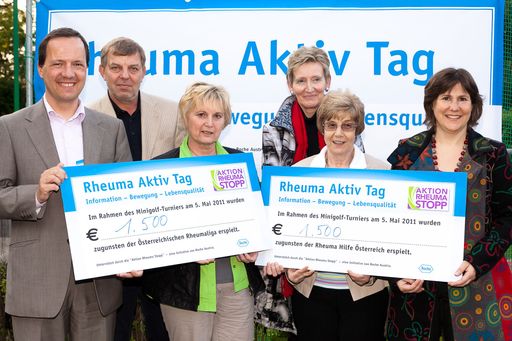 http://pressefotos.at/m.php?g=1&u=66&dir=201105&e=20110505_c&a=event
Im Bild vlnr.: Dr. Gert Hofer (Roche Austria), Prim. Doz.
Dr. Burkhard Leeb (Past-President der ÖGR, LK Weinviertel Stockerau),
Gertraud Schaffer (Präsidentin der Österreichischen Rheumaliga),
Christine Schnaubelt (Präsidentin der Rheuma Hilfe Österreich),
Hannelore Auringer (Präsidentin der Rheuma Hilfe Österreich/Landesgruppe Wien), OÄ Dr. Andrea Studnicka-Benke (Leiterin der med.-sozialbetreuenden Sektion der ÖGR, LKH Salzburg)