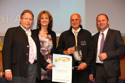 Vorschau Bild von Fachverbands-Obmann der österr. Seilbahnen NR Franz Hörl und VP-KO LA Josef Geisler gratulieren dem "Seilbahner des Jahres 2011" Dieter Grepl von den Zeller Bergbahnen - der Pokal wurde überreicht von Gerda Seebacher/Ramsauer & Stürmer.