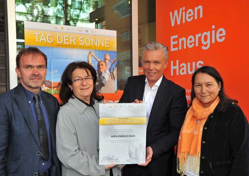 http://pressefotos.at/m.php?g=1&u=38&dir=201105&e=20110506_w&a=event
Im Bild v.l.n.r.: Roger Hackstock (Geschäftsführer Austria Solar), Renate Kaufmann (Bezirksvorsteherin 6. Bezirk), Robert Grüneis (Wien Energie-Geschäftsführer), Andrea Schnattinger (Leiterin Wiener Umweltanwaltschaft)