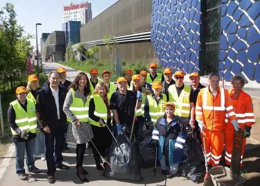 Wien putzt sich raus: Mitarbeiter der Wipark, StRin Ulli Sima, Werner Böhm, BezVstin. Martina Malyar.