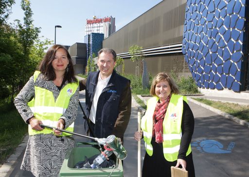 Vorschau Bild von Wien putzt sich raus: StRin Ulli Sima, Werner Böhm, BerVstin. Martina Malyar.