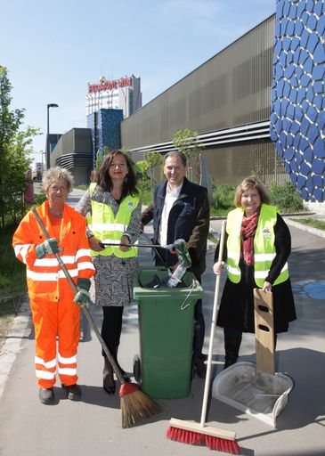 Vorschau Bild von Wien putzt sich raus: Mitarbeiterin der MA 48, StRin Ulli Sima, Werner Böhm, BerVstin. Martina Malyar.