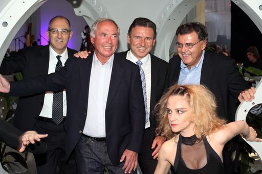 Vorschau Bild von Die Unternehmensspitze der LEITNER Gruppe freute sich über den spektakulären Auftritt des neuen Leitwolfs.