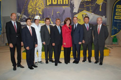 Im Bild v.l.n.r.: BM Dipl.-Ing. Hannes Erber (Bauleiter PORR Bau GmbH), Mag. Markus Kaser (Geschäftsführer Interspar), Maximilian Graf (PORR Bau GmbH), Ing. Friedrich Gruber (Geschäftsführer PORR Solutions), Landeshauptmann Hans Niessl (Burgenland), Bürgermeisterin Andrea Fraunschiel (Eisenstadt), Landeshauptmann Stellvertreter Mag. Franz Steindl (Burgenland), Vorstandsvorsitzender Ing. Karl-Heinz Strauss (PORR AG), Dir. BM Ing. Johann Aigner (NL Leiter St. Pölten, PORR Bau GmbH)