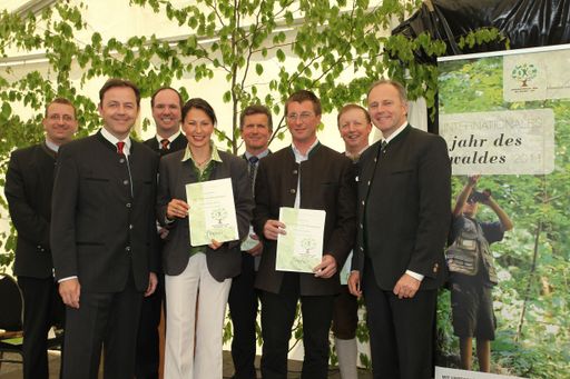 http://pressefotos.at/m.php?g=1&dir=201105&u=62&a=event&e=20110506_b
"Vielfalt.Wald.Gipfel" am Gut Mayr Melnhof in Salzburg. Auszeichnung zum Waldbotschafter alles Salzburger