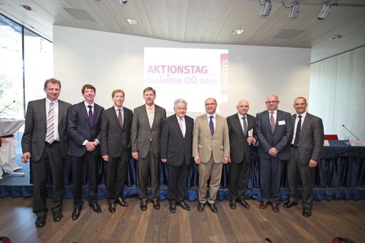 http://pressefotos.at/m.php?g=1&u=54&dir=201105&e=20110507_d&a=event
im Bild v.l.n.r.: Dr. Wolfgang Hockl (Präsident der Oberösterreichischen Gesellschaft für Allgemein- und Familienmedizin (OBGAM)), Dir. Mag. Peter McDonald (Obmann-Stellvertreter der Sozialversicherungsanstalt der Gewerblichen Wirtschaft (SVA), Univ. Doz. Dr. Raimund Weitgasser (Präsident der Österreichischen Diabetes Gesellschaft (ÖDG)), Dr. Erwin Rebhandl (Präsident von AMPlus, Initiative für Allgemeinmedizin und Gesundheit), Dr. Josef Pühringer (Landeshauptmann von Oberösterreich), Mag. pharm Thomas Veitschegger (Präsident der Apothekerkammer Oberösterreich), Hofrat Prim. Dr. Johann Ecker (Ärztlicher Direktor des Landeskrankenhauses Gmunden), Dr. Michael Hohl (Präsident des Dachverbandes der Oberösterreichischen Diabetikervereinigungen), Mag. Hanns Kratzer (PERI Group)