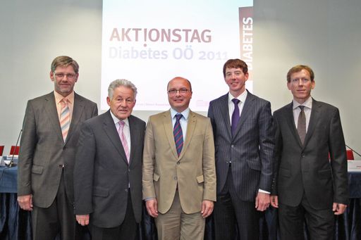 im Bild v.l.n.r.: Dr.Erein Rebhandl (Präsident von AMPlus, Initiative für Allgemeinmedizin und Gesundheit), Dr. Josef Pühringer (Landeshauptmann von Oberösterreich), Mag. pharm Thomas Veitschegger (Präsident der Apothekerkammer Oberösterreich), Dir. Mag. Peter McDonald (Obmann-Stellvertreter der Sozialversicherungsanstalt der Gewerblichen Wirtschaft (SVA), Univ. Doz. Dr. Raimund Weitgasser (Präsident der Österreichischen Diabetes esellschaft (ÖDG)
