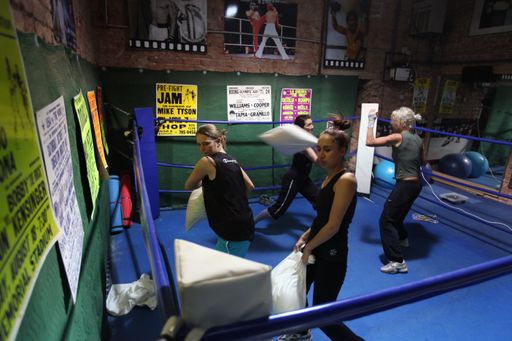 Die Punching Polsters beim Training für die
Pillow Fight Weltmeisterschaft