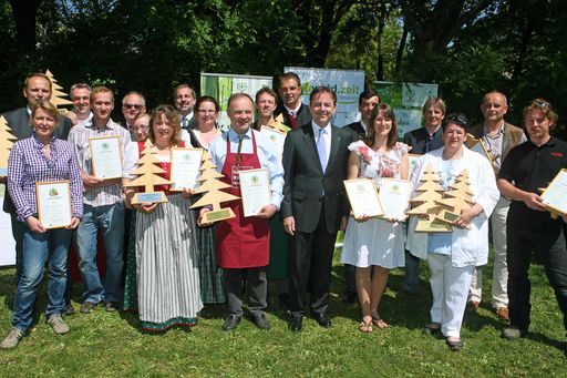 http://pressefotos.at/m.php?g=1&u=52&dir=201105&e=20110507_y&a=event
Die UNO hat das Jahr 2011 zum "Internationalen Jahr des Waldes" erklärt. Deswegen wurde das heurige Genuss-Festival im Wiener Stadtpark unter den Aspekt Wald gestellt.