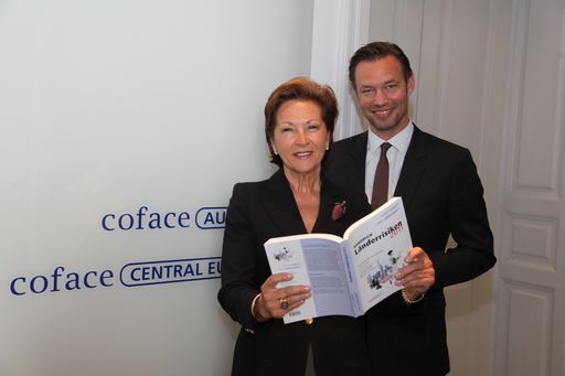 KR Martina Dobringer (Generaldirektorin und Vorstandsvorsitzende Coface Austria & Central Europe) und Christian Berger (Mitglied des Vorstands Coface Austria & Central Europe) mit dem neuen Coface-Handbuch "Länderrisiken 2011".