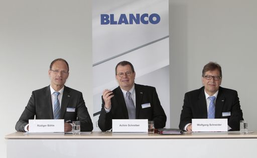 Die Geschäftsführer der Blanco GmbH + Co KG (v. re.): Wolfgang Schneider (Technischer Geschäftsführer), Achim Schreiber (Vorsitzender der Geschäftsführung), Rüdiger Böhle (Kaufmännischer Geschäftsführer) Die Verwendung dieses Bildes ist für redaktionelle Zwecke honorarfrei. Veröffentlichung bitte unter Quellenangabe: "obs/Blanco GmbH + Co. KG"