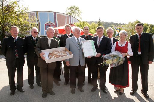 http://pressefotos.at/m.php?g=1&u=60&dir=201105&e=20110507_r&a=event
Das Rogner Bad Blumau feiert 14. wundervolle Jahre und sein Gründer Baumeister Kommerzialrat Robert Rogner seinen 70. Geburtstag. Zudem sind die badblumauer werkstätten erstmals geöffnet und der Bio-Bauer des Rogner Bad Blumau wird präsentiert.