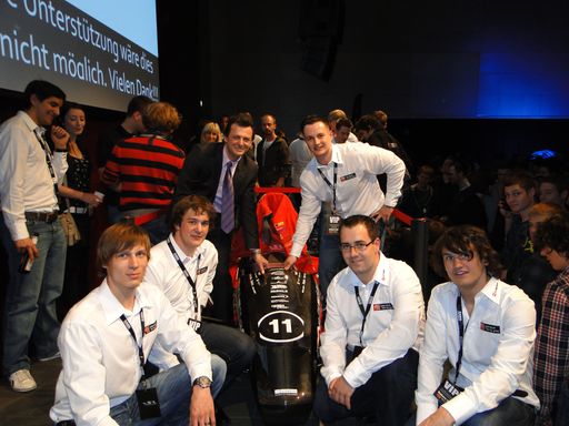 Manfred Dorner, Standortleiter BEKO Graz, mit dem Team von joanneum racing graz