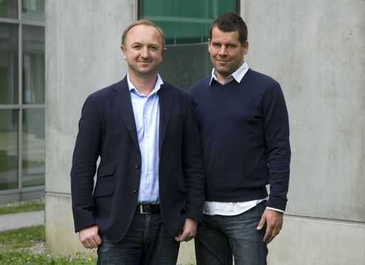 Martin Sturmer (links) und Thomas Holzinger vor dem Mediaclub-Büro im Techno_Z Salzburg