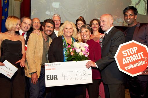 http://pressefotos.at/m.php?g=1&u=43&dir=201105&e=20110511_v&a=event
Im Bild v.l.n.r.: Mirjam Weichselbraun, Magic Christian, Erich Fenninger (Geschäftsführer Volkshilfe Österreich), Mike Galeli, Edi Finger, Marika Lichter, "Fortuna" der Casinos Austria, Margit Fischer, Maya Hakvoort, Josef Weidenholzer (Präsident Volkshilfe Österreich), Ramesh Nair