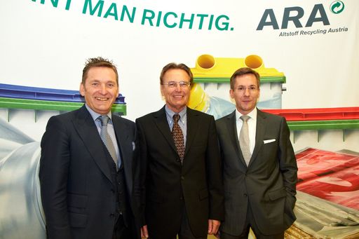  http://pressefotos.at/m.php?g=1&u=43&dir=201105&e=20110511_a&a=event
v.l.n.r. Ing. Werner Knausz (Vorstand ARA), KR Leo Schreiber (Aufsichtsratsvorsitzender ARA) und Dr. Christoph Scharff (Vorstandssprecher ARA)