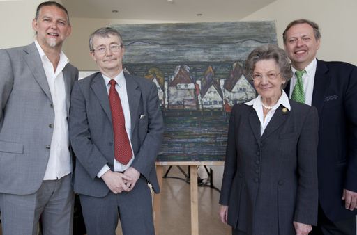 Vorschau Bild von http://pressefotos.at/m.php?g=1&u=88&dir=201105&e=20110511_m&a=event
"Causa Vergleich Egon Schiele-Häuser am Meer", Pressegespräch im MuseumsQuartier in Wien. Im Bild v.l.n.r.: Dr. Alfred Noll (Noll, Keider Rechstanwalts GmbH - Erbenvertreter), Dr. Helmut Moser (Vorstandvorsitzender, LMPS), , Dr. Elisabeth Leopold (Vorstandsmitglied LMPS), Dr. Andreas Noedl (Vorstandsmitglied LMPS)