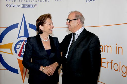 KR Martina Dobringer, Generaldirektorin und Vorstandsvorsitzende Coface Austria & Central Europe, und der Menschenrechtsexperte Jean Ziegler im Rahmen der 9. Coface Country Risk Conference.