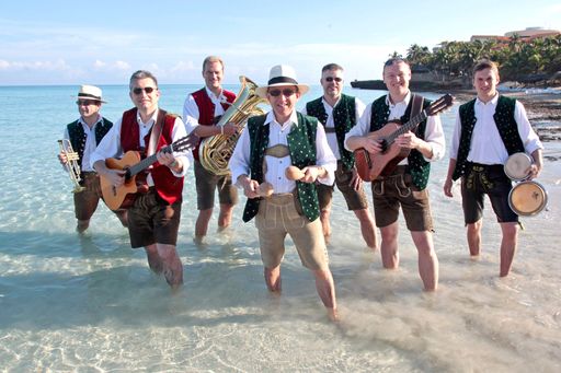 Vorschau Bild von Ansteckend, lebendig und voller Lebensfreude verbinden die Cubaboarischen Salsa mit Polka und Cha Cha Cha mit alpenländischen Hochzeitsmärschen.