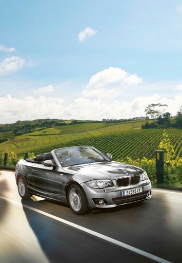 BMW stellt den Hausgästen des exklusiven 4-Sterne Refugiums ein nagelneues BMW 1er Cabrio für eine Ausfahrt rund um die umliegende Seen- und Bergwelt zur Verfügung und das Romantikhotel GMACHL für die genussreiche Verpflegung einen Picknickkorb mit regionalen Schmankerln aus der eigenen Landmetzgerei.