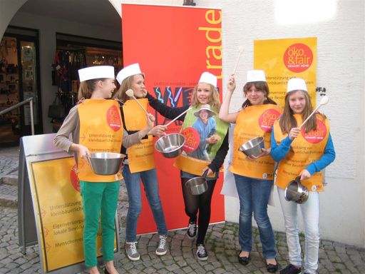 SchülerInnen promoten den Weltladentag in Bludenz.