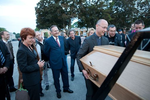 Vorschau Bild von Dompfarrer Toni Faber beim Sargtragen am Wiener Zentralfriedhof