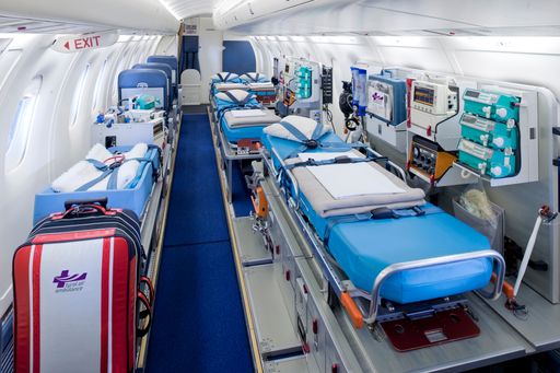  Fliegende Intensivstationen: die Innenräume der Tyrol Air Ambulance Flugzeuge lassen sich im wahrsten Sinne des Wortes im Fluge an den Bedarf anpassen.