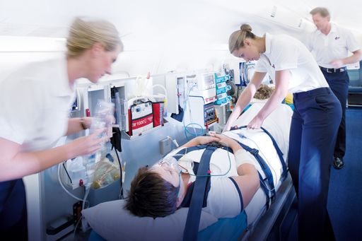 Vorschau Bild von Seit vier Jahrzehnten sind die Ärzte- und Flugteams in Innsbruck 24 Stunden lang, sieben Tage pro Woche in Bereitschaft. Bis der nächste Notruf kommt - vielleicht vom anderen Ende der Welt.