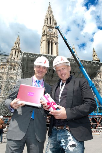  "T-Mobile CEO Robert Chvátal übergibt Life Ball Organisator Gery Keszler den ersten T-Mobile 4G-Datenstick in Wien."