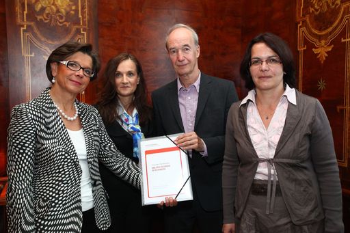http://www.apa-fotoservice.at/galerie/301
Pressekonferenz der Österreichischen MS-Gesellschaft: Präsentation Patientenstudie "Multiple Sklerose in Österreich". Im Bild v.l.n.r.: Mag. Regina Ovesny-Straka, (Präsidentin der Österreichischen MS-Gesellschaft), Marlene Schmid (MS-Patientin), Prim. Dr. Ulf Baumhackl (Vizepräsident und Vorsitzender des ärztlichen Beirates der ÖMSG), Astrid Eßl (GfK Austria - Health Care)