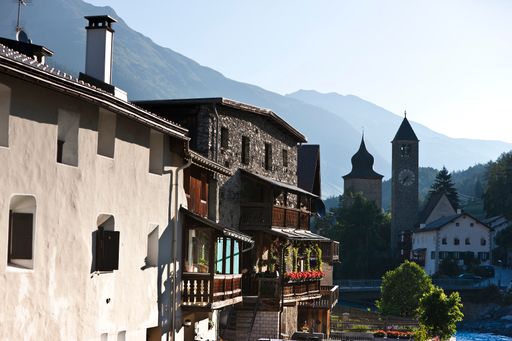 Kirchturm und "la Tuor" dominieren das Ortsbild von Susch, mitten im Engadin.