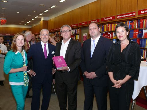 Mag. Maria Wedenig (ikp Wien), Wolfgang Rosam, Dr. Hans Gasser (VÖZ-Präsident), Mag. Heinz Korntner (stv. Verlagsleiter Manz) und Mag. Susanne Hudelist (ikp Wien) bei der Präsentation des Pressehandbuchs 2011
