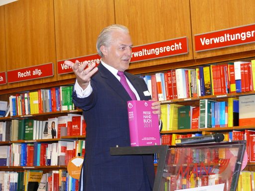 Vorschau Bild von Change Communicator Wolfgang Rosam plauderte rund um das Thema "PR an der Schnittstelle zu Politik und Medien" aus dem Nähkästchen