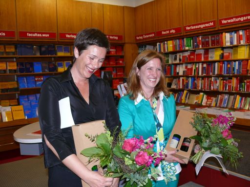 Vorschau Bild von Mag. Susanne Hudelist und Mag. Maria Wedenig (ikp Wien) bei der Präsentation des neuen Pressehandbuchs