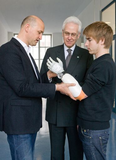 Patient Patrick mit Wolfgang Schütz, Rektor der MedUni Wien, und Oskar Aszmann.
