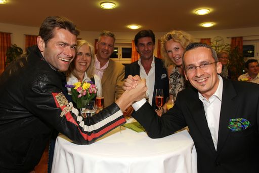 Bildunterschrift (v.l.): Dr. Harald Kiss, DGKS Claudia Kreuzer, Dr. Thomas Drekonja, Prim. Harald Mühlbacher, Mag. Ines Weiher und Mag. Reinhard Hagenhofer feierten die Erfolge der Privatklinik Wehrle.