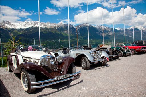 Vorschau Bild von Eleganz vor Alpenkulisse. Im Hintergrund die Nordkette, im Vordergrund die Parade der Oldtimer, die anlässlich der tirol classic 2011 auch dem Bergisel in Innsbruck einen Besuch abstatteten.