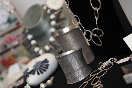 "Feinstes aus der Welt der Accessoires", unter diesem Motto werden kreative Schmuckstücke, Stolas, Schals, Tücher u.v.m.  bei artdesign][metz, im seit dem letzten Winter eröffneten Geschäft in der Riemergasse 11, 1010 Wien, handgefertigt.