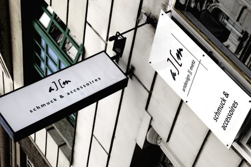 Vorschau Bild von BILD zu OTS - "Feinstes aus der Welt der Accessoires", unter diesem Motto werden kreative Schmuckstücke, Stolas, Schals, Tücher u.v.m.  bei artdesign][metz, im seit dem letzten Winter eröffneten Geschäft in der Riemergasse 11, 1010 Wien, handgefertigt.