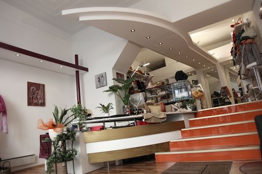 Vorschau Bild von "Feinstes aus der Welt der Accessoires", unter diesem Motto werden kreative Schmuckstücke, Stolas, Schals, Tücher u.v.m.  bei artdesign][metz, im seit dem letzten Winter eröffneten Geschäft in der Riemergasse 11, 1010 Wien, handgefertigt.