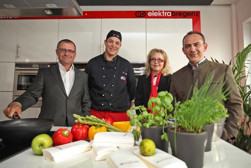  http://www.apa-fotoservice.at/galerie/706
im Bild v.l.n.r.: Christian Schimkowitsch (Sales Director elektrabregenz), Roman Klauser (Starkoch und Grillstaatsmeister), Theresia Heitzinger (Marketing Managerin elektrabregenz), Serdar Sözeno?lu (General Manager elektrabregenz)