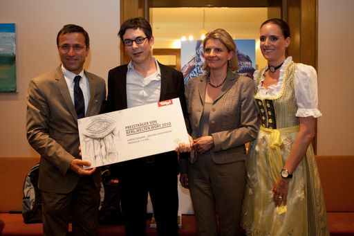 Vorschau Bild von Der Preisträger des Reisejournalismuspreises Lorenz Wagner mit Josef Margreiter und Andrea Gnägi der Geschäftsführerin sowie Julia Grissemann der Direktorin des Parkhotel Igls