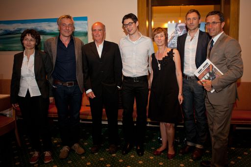 Vorschau Bild von Helene Forcher und Josef Margreiter mit den bei der Preisverleihung im Parkhotel Igls anwesenden Top 5 von Berg.Welten 2010.