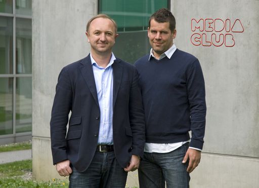 Martin Sturmer und Thomas Holzinger vor dem Mediaclub-Büro im Techno_Z Salzburg