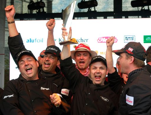  Der frisch gekürte Grill- und Barbeque Weltmeister 2011 Christoph Gollenz (2.v.r) triumphiert mit dem Alufoil World BBQ Cup. Das Team Goli & Chef Partie aus Österreich überzeugte die Fachjury in fünf Grillprüfungen. Mehr als 100.000 Zuschauer erlebten einen spannenden Wettkampf der 88 Teams aus aller im westfälischen Gronau. Die Verwendung dieses Bildes ist für redaktionelle Zwecke honorarfrei. Veröffentlichung bitte unter Quellenangabe: "obs/EAFA - European Aluminium Foil Association"