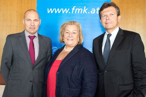 http://www.apa-fotoservice.at/galerie/714/
im Bild v.l.n.r. Präsident Rüdiger Köster (T-Mobile Austria), Roswitha Haßlinger (Gallup Institut) und Vizepräsident Lothar Roitner (Geschäftsführer des Fachverbandes der Elektro- und Elektronikindustrie)