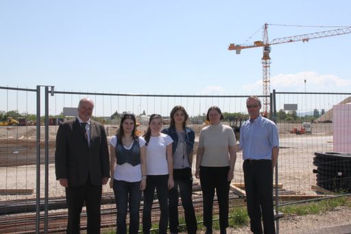 Vorschau Bild von Dr. Martin Schima (l) und DI Hubert Rammer (r) mit den Schülerinnen und der Lehrerin des Gymnasiums Maria Regina am Baugrund von MedAustron.