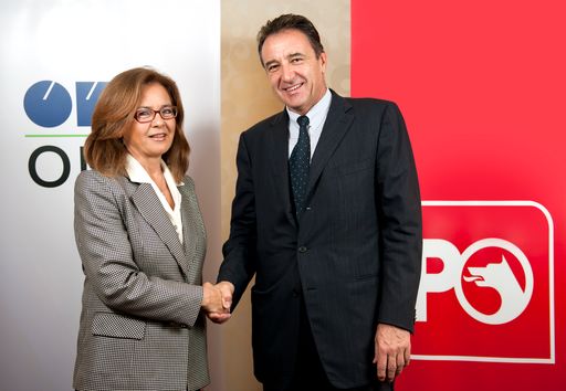 Frau Gülsüm Azeri (li.), OMV Generaldirektor Gerhard Roiss.