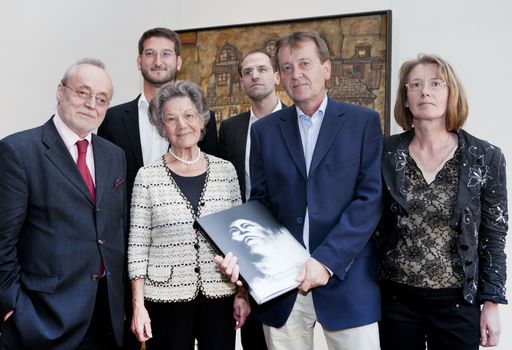 http://www.apa-fotoservice.at/galerie/1156
Im Bild v.l.n.r.: Dr. Christian Brandstätter (Verleger), Dr. Mario Gündl (Herausgeber), Dr. Elisabeth Leopold, Gregor Auenhammer (Mitherausgeber), Mag. Gerhard Nestlang (Kurator der Ausstellung), Mag. Regina Nestlang