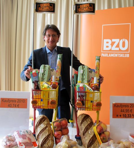 BZÖ-Chef Josef Bucher präsentiert anschaulich an zwei identischen Warenkörben die Preissteigerung bei Dingen des täglichen Bedarfs.